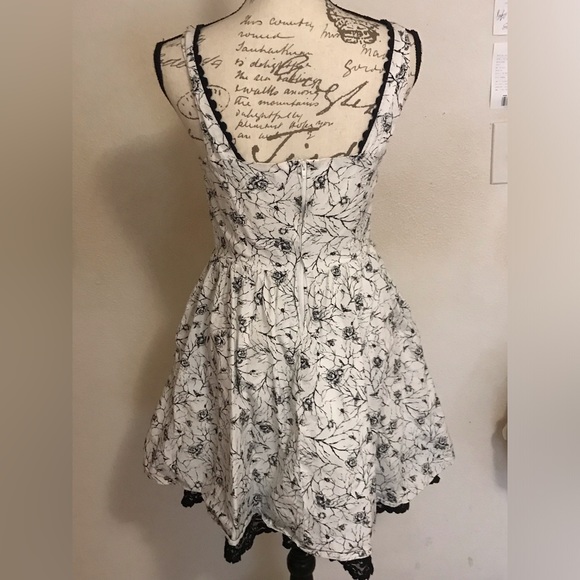 Hot Topic Rose & Black Bug Print dress - Picture 4 of 5
